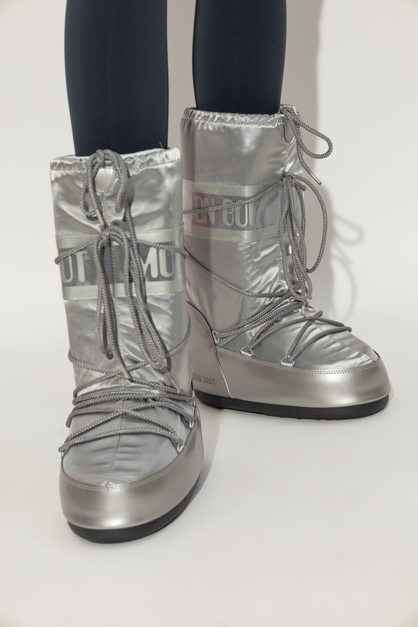ロングブーツ MOON BOOT FW25 ICON GLANCE (80D1401680 N001) ICON GLANCE BLACK SATIN BOOTS | Moon Boot®